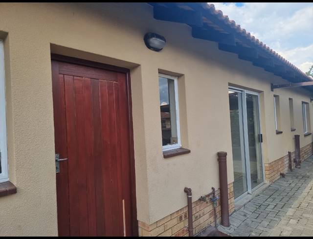 3 BEDROOM TOWNHOUSE FOR SALE IN WATERKLOOF HILL ESTATE